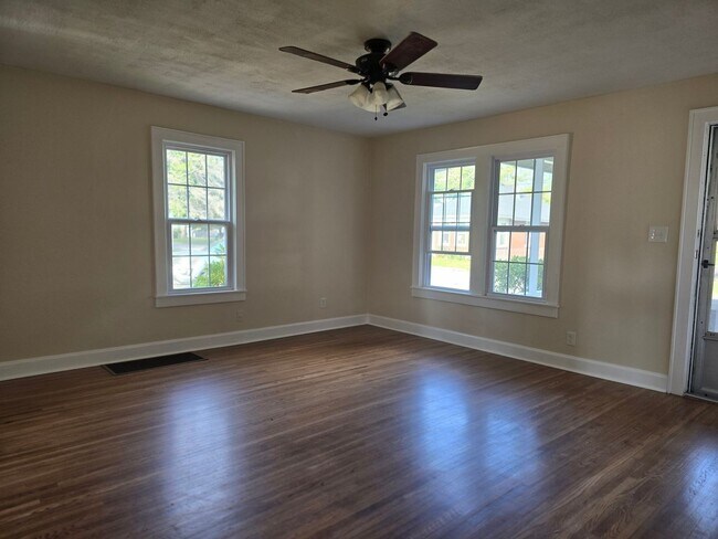 Building Photo - 2 Possible 3 bed with large backyard!