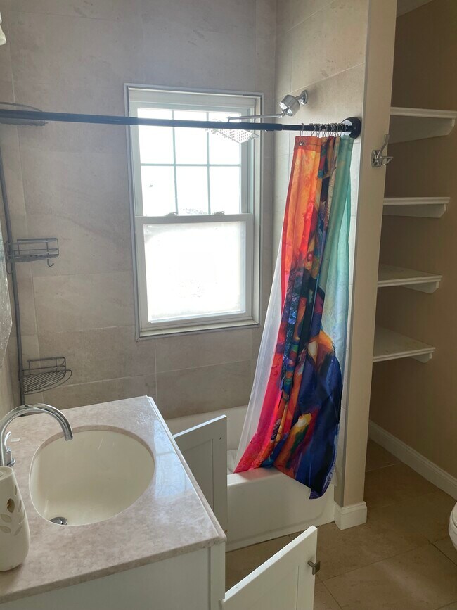 Full bath - 11 Maywood St