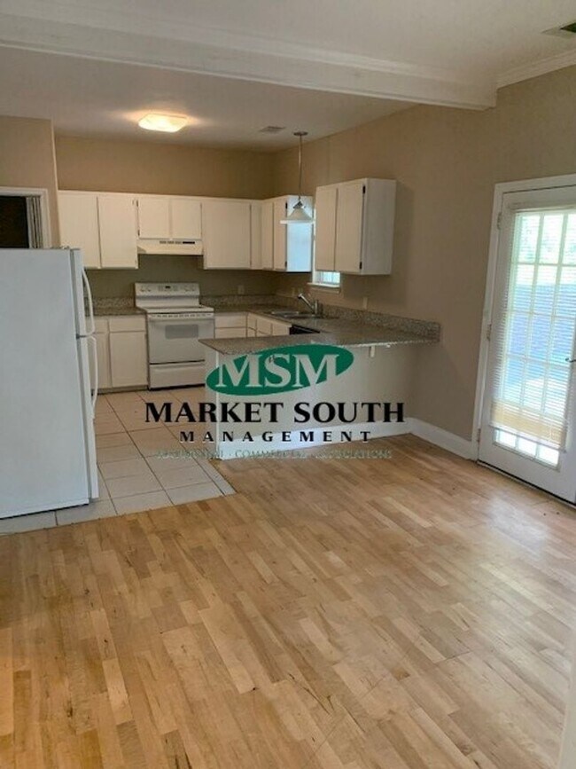 Foto del edificio - **APPLICATION PENDING!! BLOOMINGDALE DUPLEX