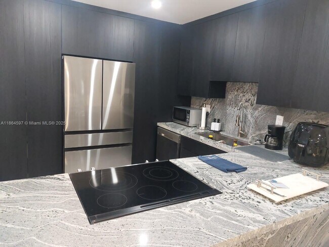 Foto del edificio - 3180 S Ocean Dr