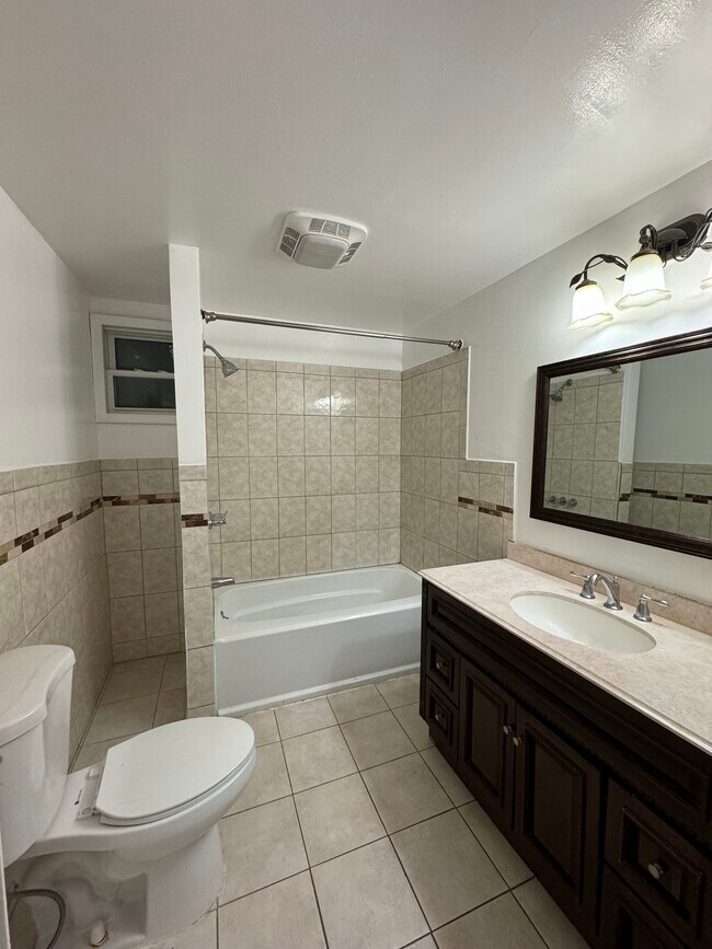 Baño - 1013 Downer Ave