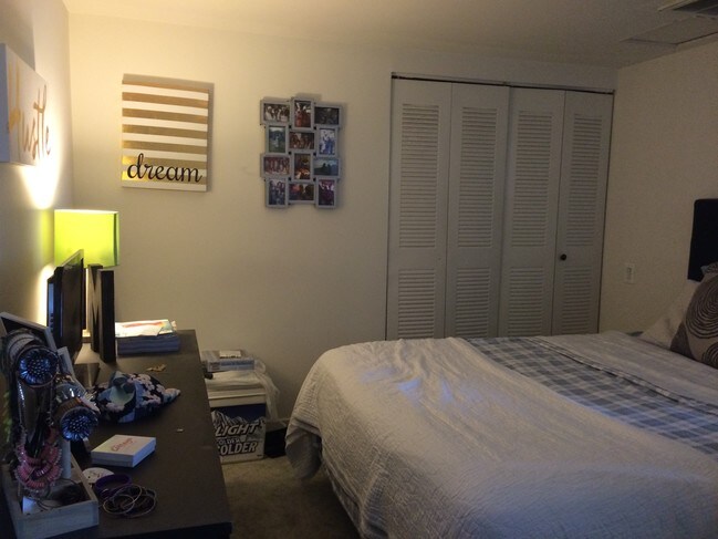 extra room/den - 2639 Boston St