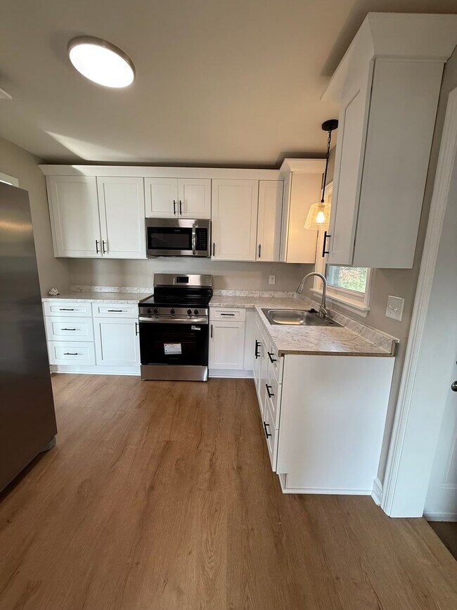 Foto del edificio - Newly updated 3 bedroom 1 bath with hardwo...