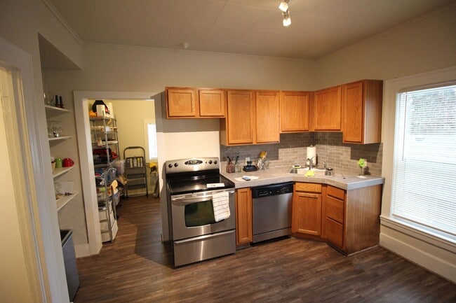 Kitchen - 204 Northeast 5th Avenue