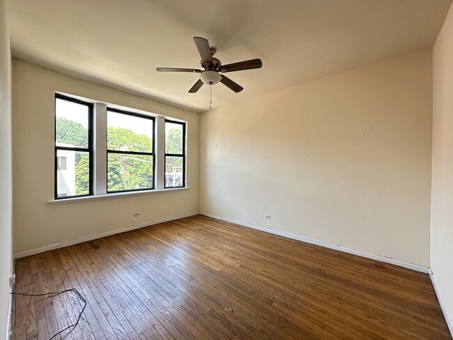 Building Photo - 3147 W Medill Ave