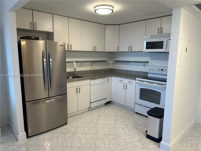 Photo - 2301 Collins Ave Apartment