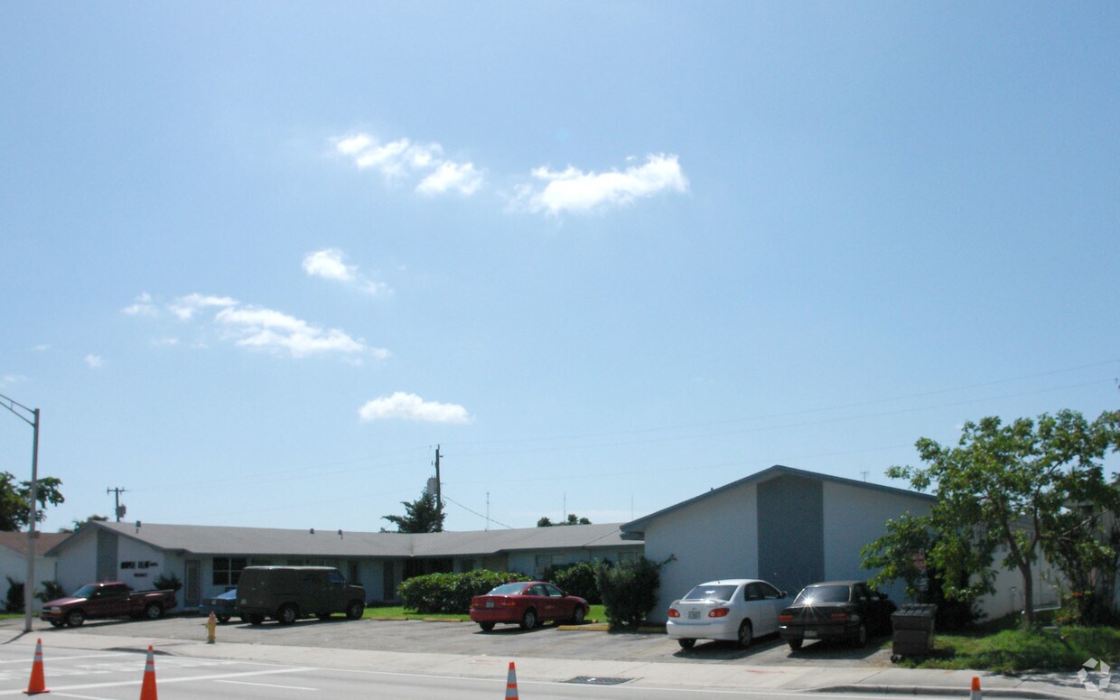Primary Photo - Maple Leaf Apartments