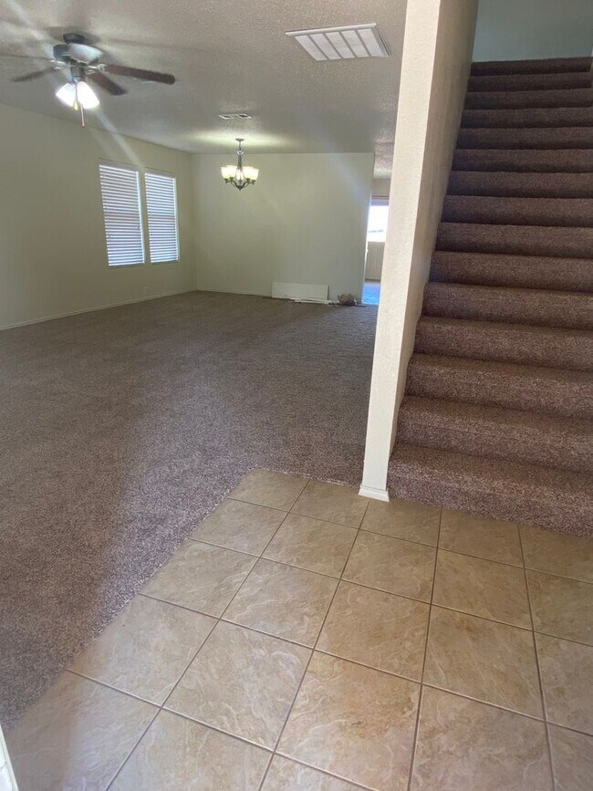 Foto del edificio - Spacious 4 bedroom house with fenced yard