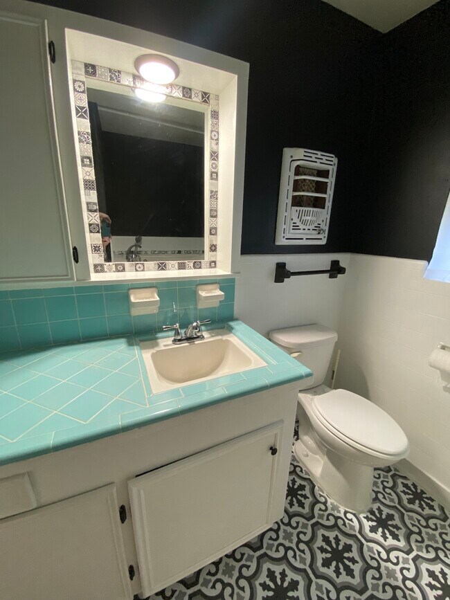 Área de tocador/lavabo con azulejos personalizados - 2101 Palmore Rd
