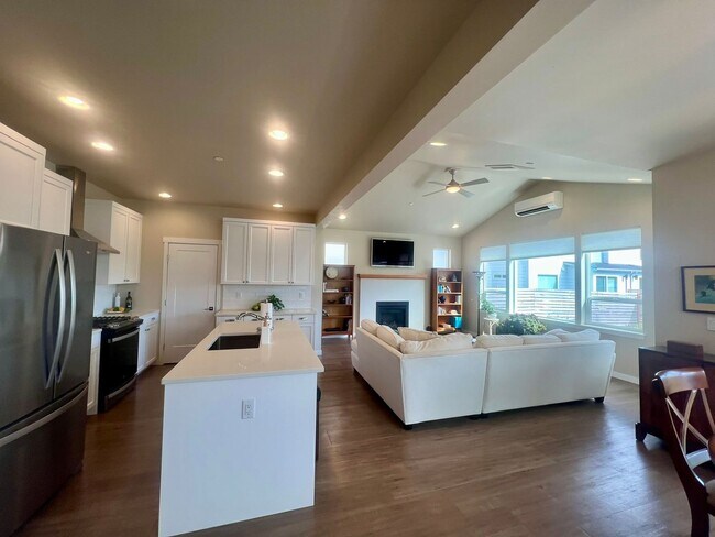 Building Photo - BEAUTIFUL 3Bd 2.5Ba energy efficient home ...