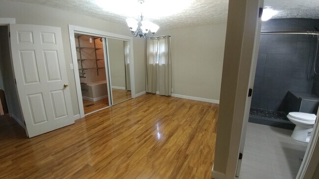 primary bedroom - 2204 Larimore Dr