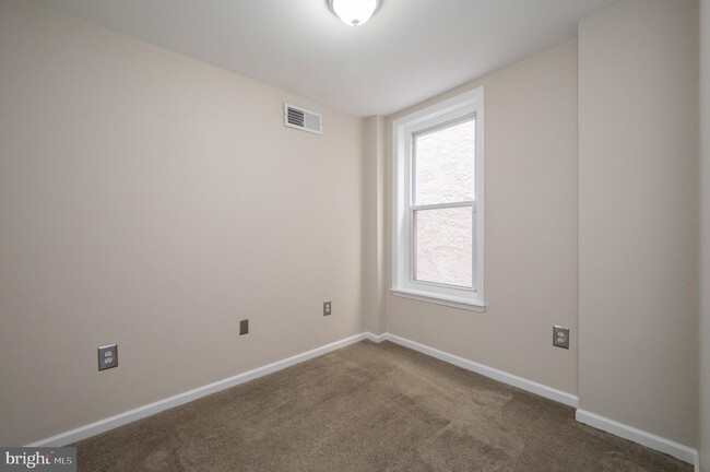 Building Photo - 208 Baldwin St