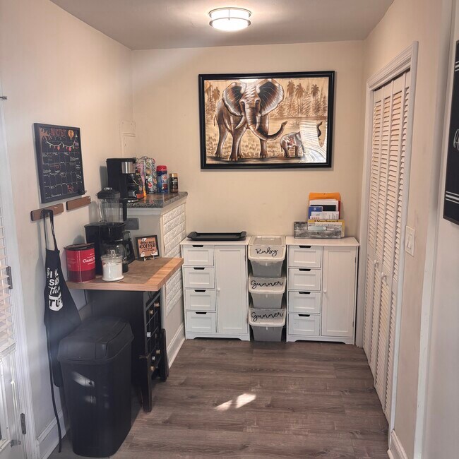 Foto del edificio - 466 Windsor Dr