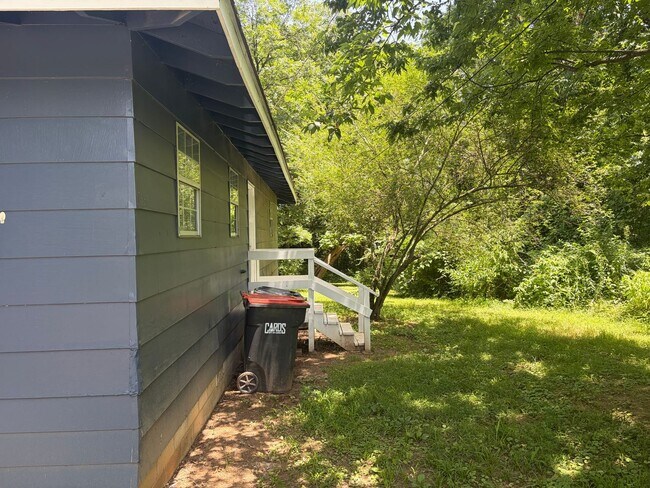 Building Photo - 3 bedroom and 1 bathroom house- $1000 move-in special