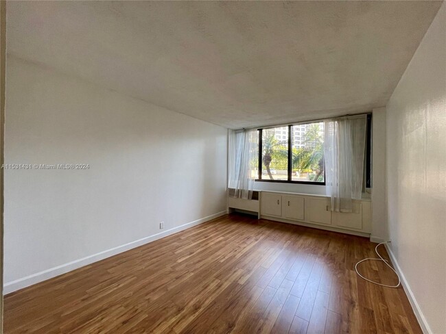 Building Photo - 520 Brickell Key Dr