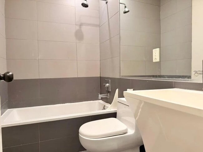 Building Photo - Furnished room/NOT APARTMENT