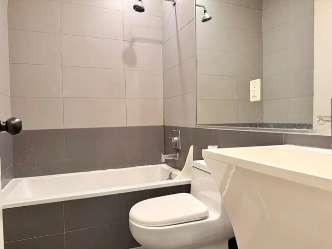 Foto del edificio - Furnished room/NOT APARTMENT