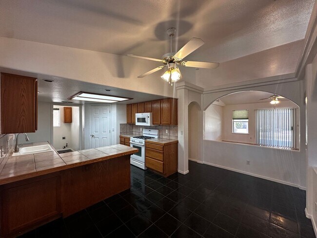Building Photo - 3 Bedroom 2 Bathroom Home