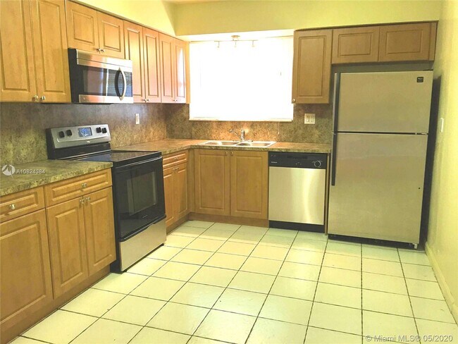 Building Photo - 1437 NE 56th St