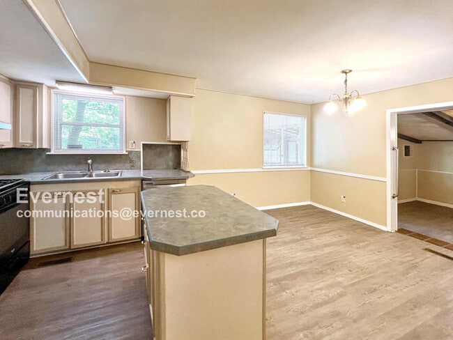 Building Photo - 401 Oak Ln