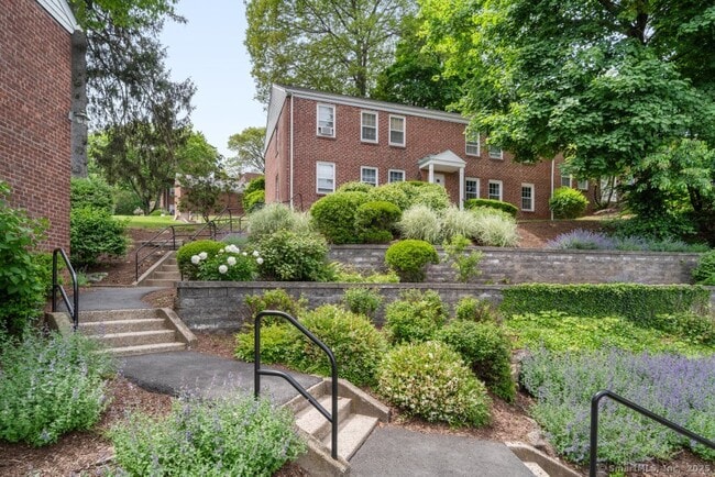 Building Photo - 10 Clarmore Dr
