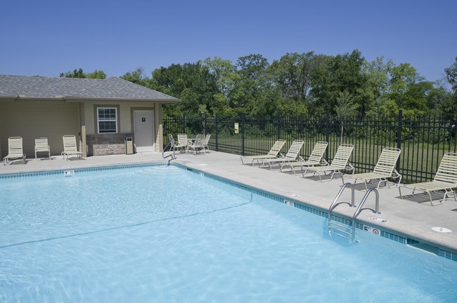 Relájate junto a la piscina - Woodland Townhomes