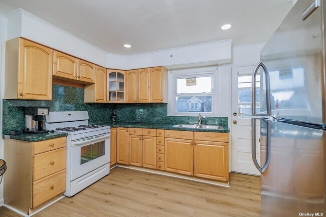 Building Photo - 234 E Beech St