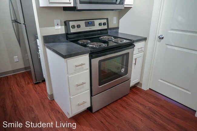 Building Photo - 2 br, 1 bath Room For Rent - 1001 W. Clark