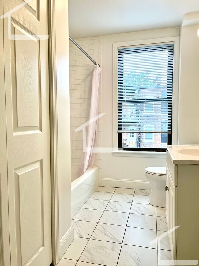 Foto del edificio - Beautiful 3 Bedroom with in-unit laundry