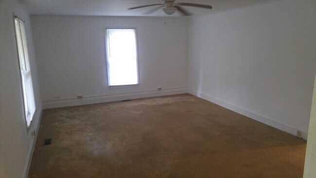 Large Livingroom - 2021 Webster Rd