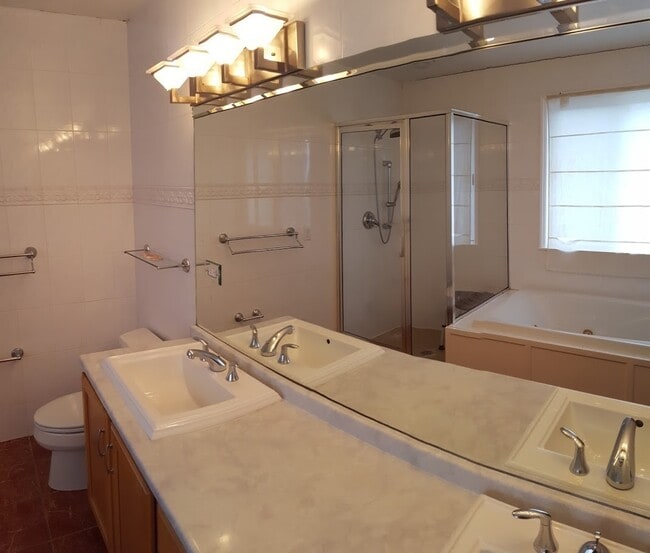 Foto del edificio - Spacious 3 bedroom 2.5 bath in Squirrel Hill!