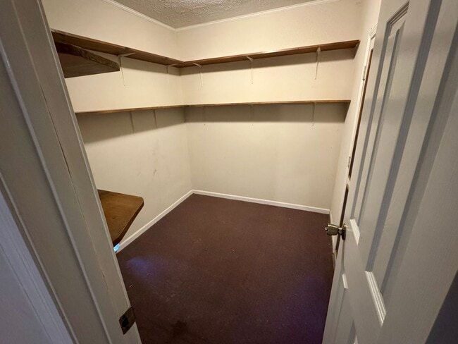 Building Photo - 3 Bedroom Home in Saks!