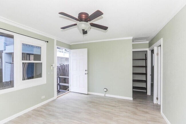 Foto del edificio - 2 Bedroom, 1 Bathroom, 2 Parking Home with Solar Panels + A/C!