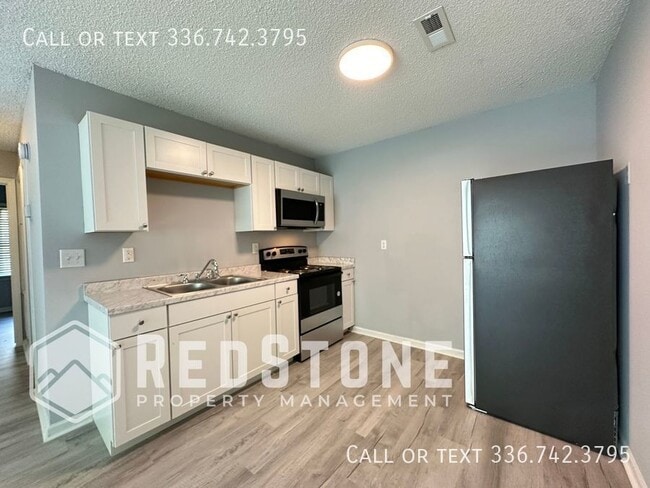 Building Photo - 2 Bedroom, 1 Bath - Apartment