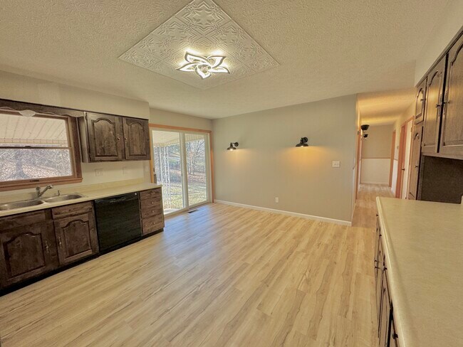 Building Photo - 8408 Sandhill Rd