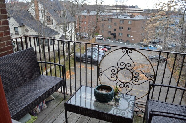 Foto del edificio - No Brokers Fee, Heat, Hot Water Included, Balcony, Dining Room, The Building With Elevator and La...