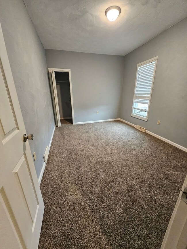 Building Photo - Lower 2 bedroom unit East Side