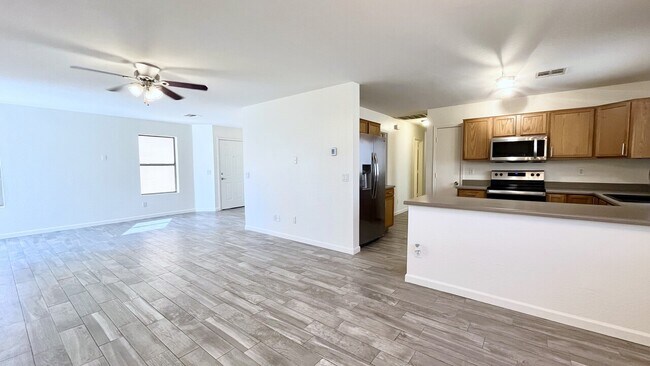 Foto del edificio - 1344 E Daniella Dr