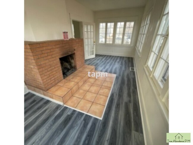 Building Photo - Stunning and Classy Five Bedroom