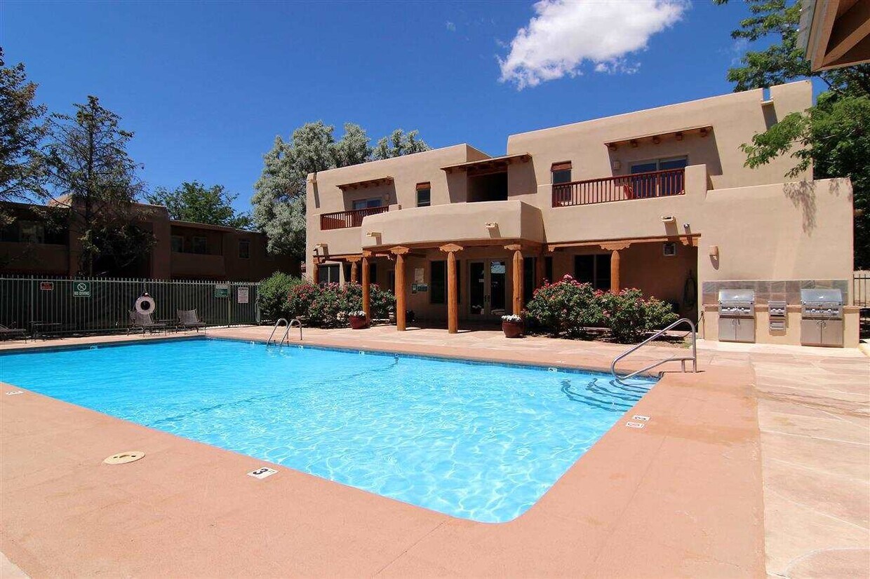 Foto principal - Gorgeous Ground Level Condo in desirable c...
