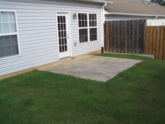 Building Photo - 2 bed, 2 bath, 2 car garage ranch style townhouse in N. Knoxville w/ fenced yard