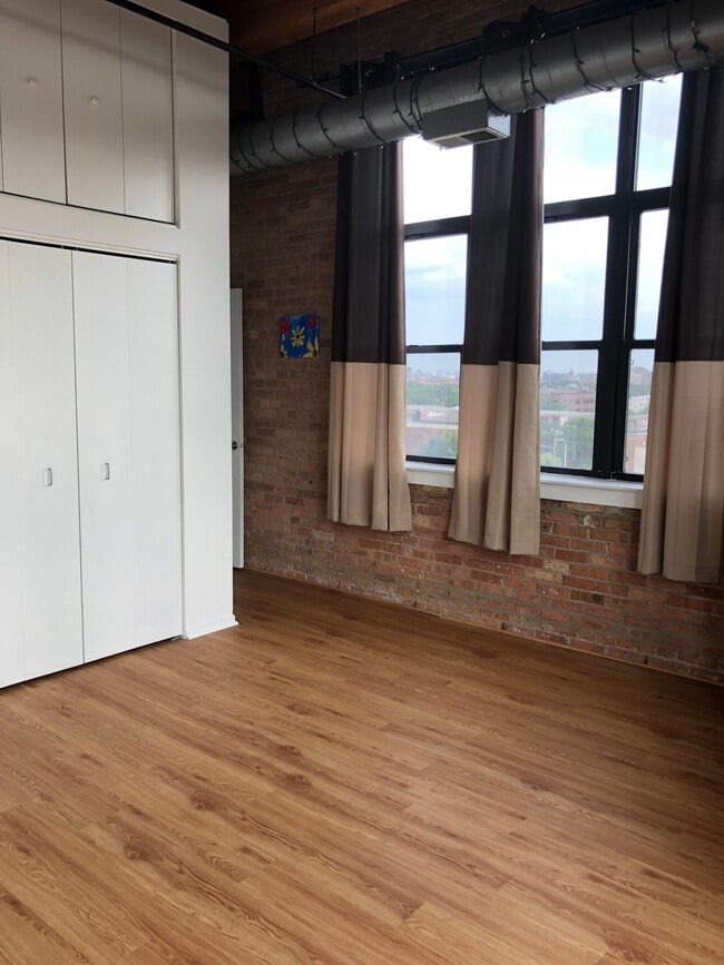 Building Photo - 1250 W Van Buren St