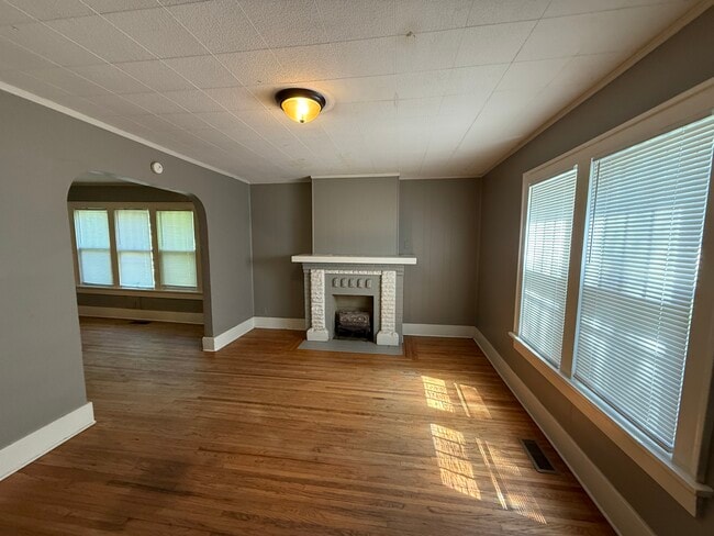 Building Photo - 208 N Xenophon Ave