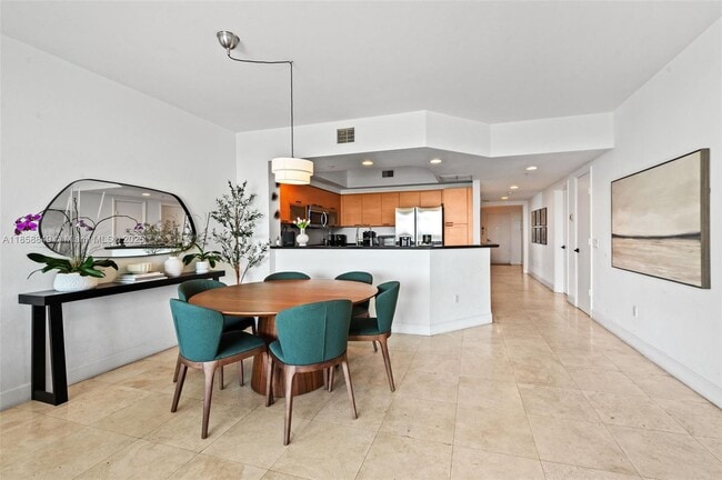 Foto del edificio - 15051 Royal Oaks Ln