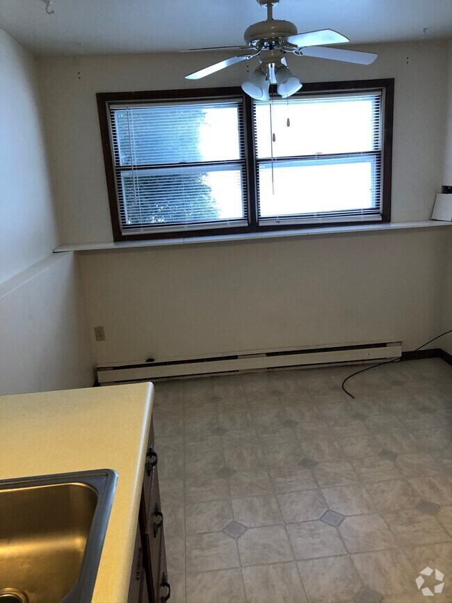 Building Photo - 1100 Northland Dr