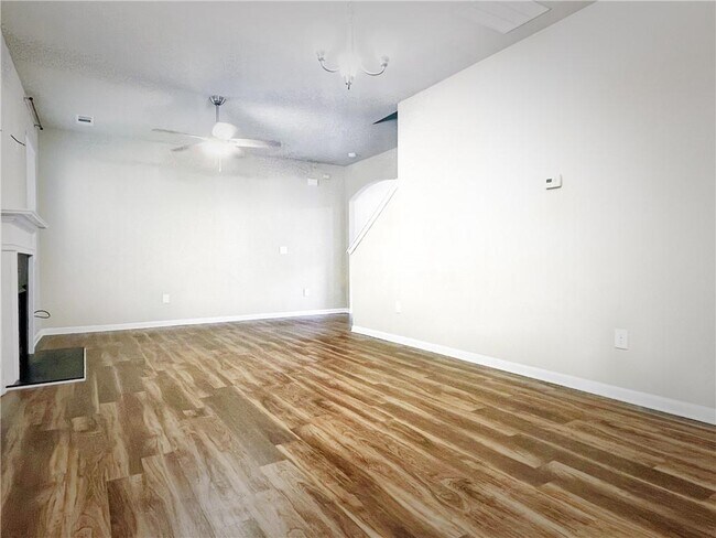 Building Photo - 609 Royal Crest Ct