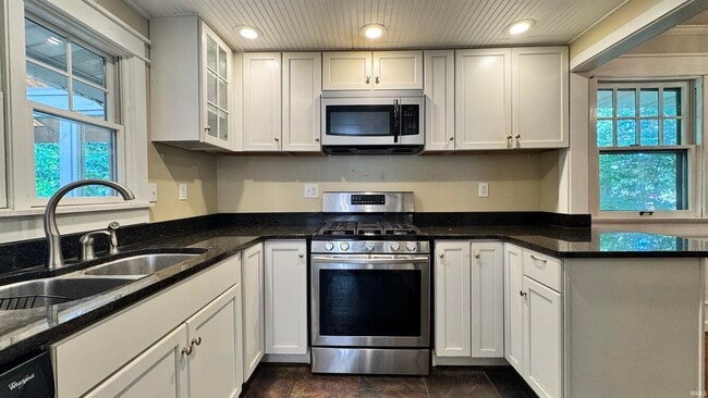 Building Photo - 518 S Swain Ave