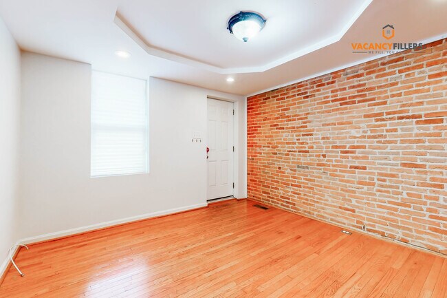 Building Photo - 3 bed, 2 bath townhouse in Locust Point wi...