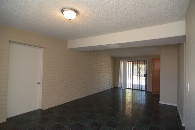 Building Photo - Charming 4 Bedroom 1 Bath House! South Tuc...