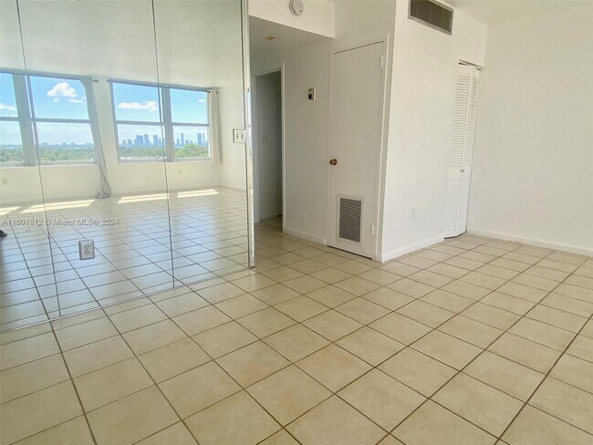 Building Photo - 2899 Collins Ave